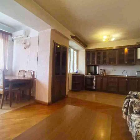 3 Room Apartment In Small Center Of Jereván Kültér fotó
