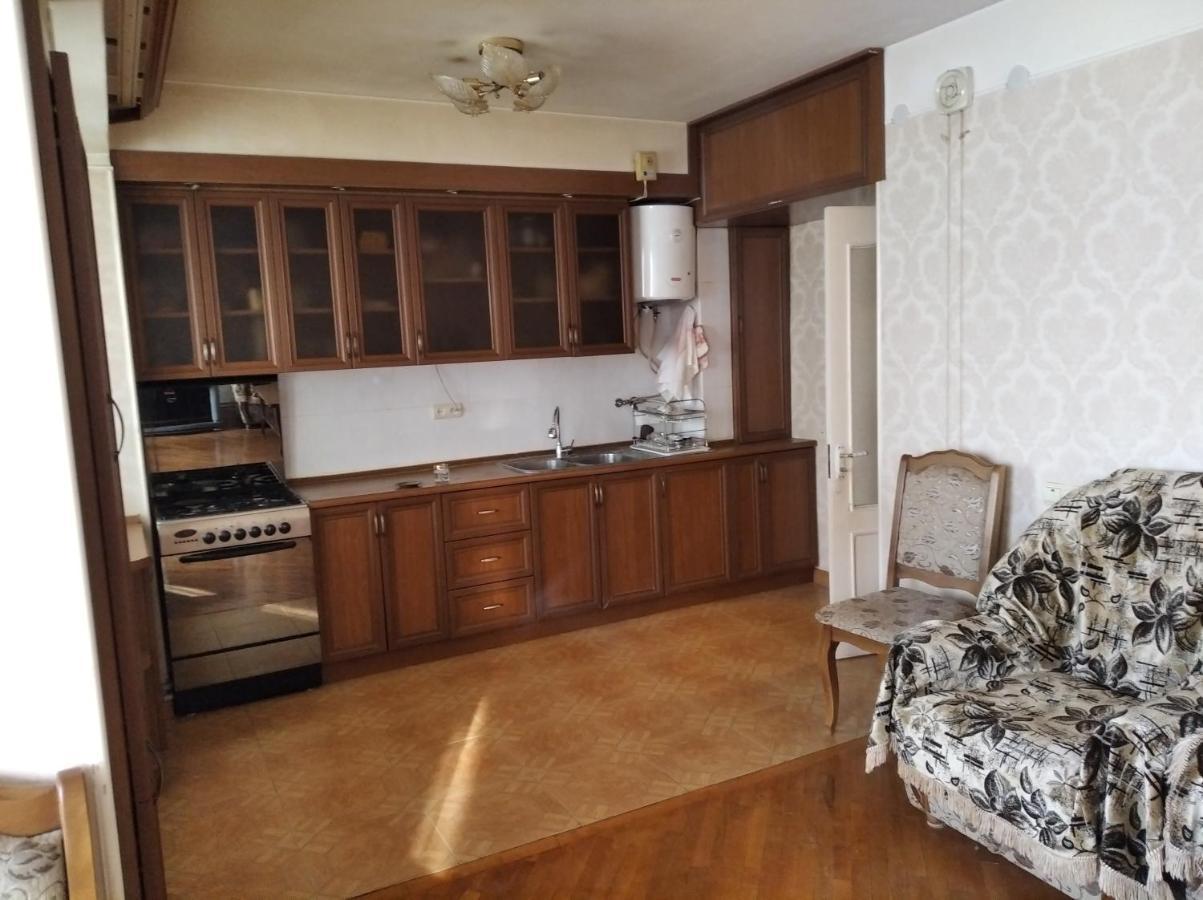 3 Room Apartment In Small Center Of Jereván Kültér fotó